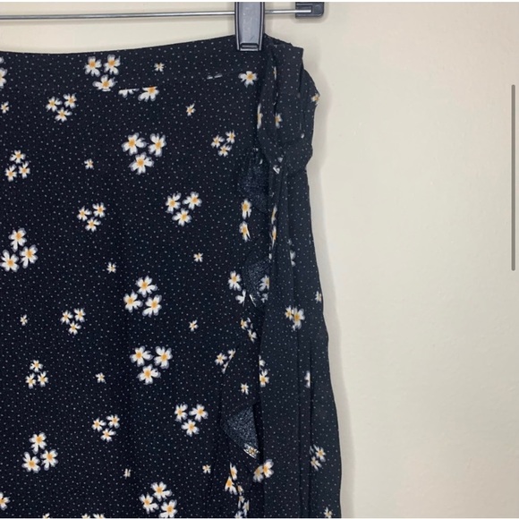 American Eagle Medium Black Polka Dot Daisy Print High Low Wrap Skirt Ruffle Hem - Picture 4 of 9